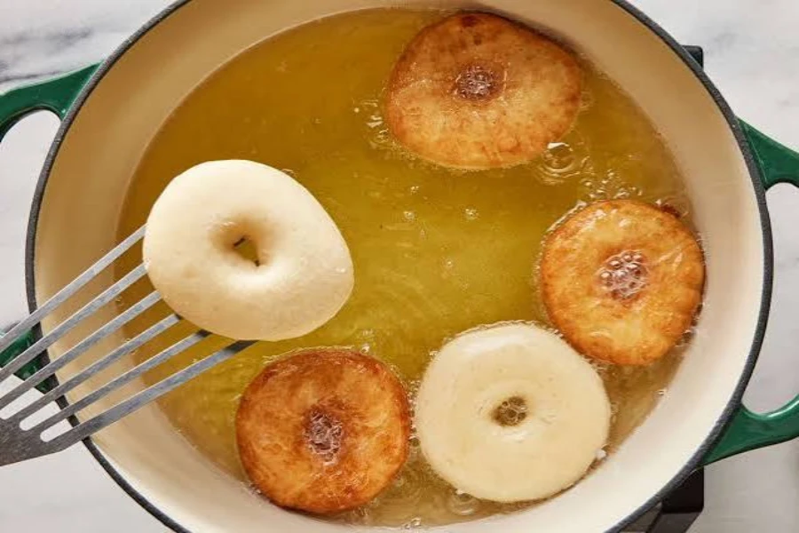 سرخ کردن دونات‌ها