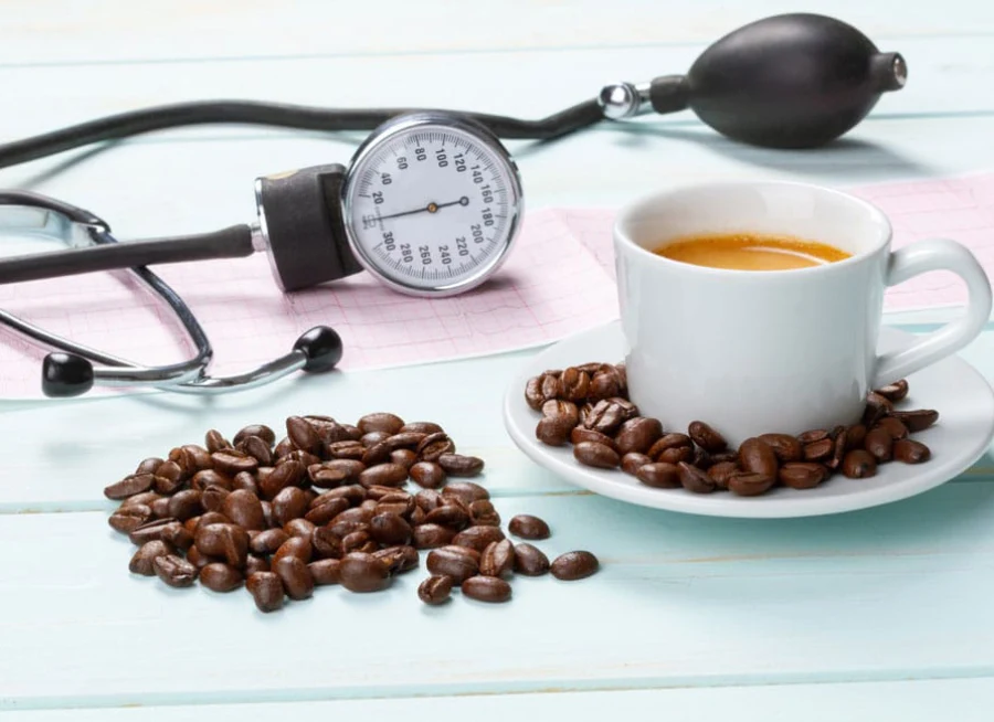 قهوه چگونه بر فشار خون تأثیر می‌گذارد؟